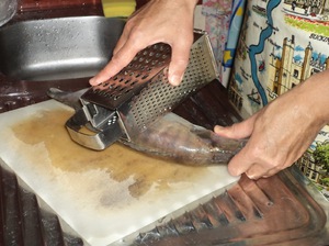 Чистка рыбы от чешуи