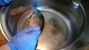 Как чистить рыбу простым способом